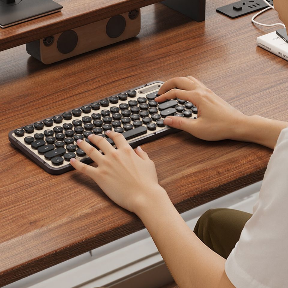 Minimalist Ergonomic Gaming Computer Desk with Sled Base and Independent Structure, Featuring Headphone Hook and Solid Wood Top