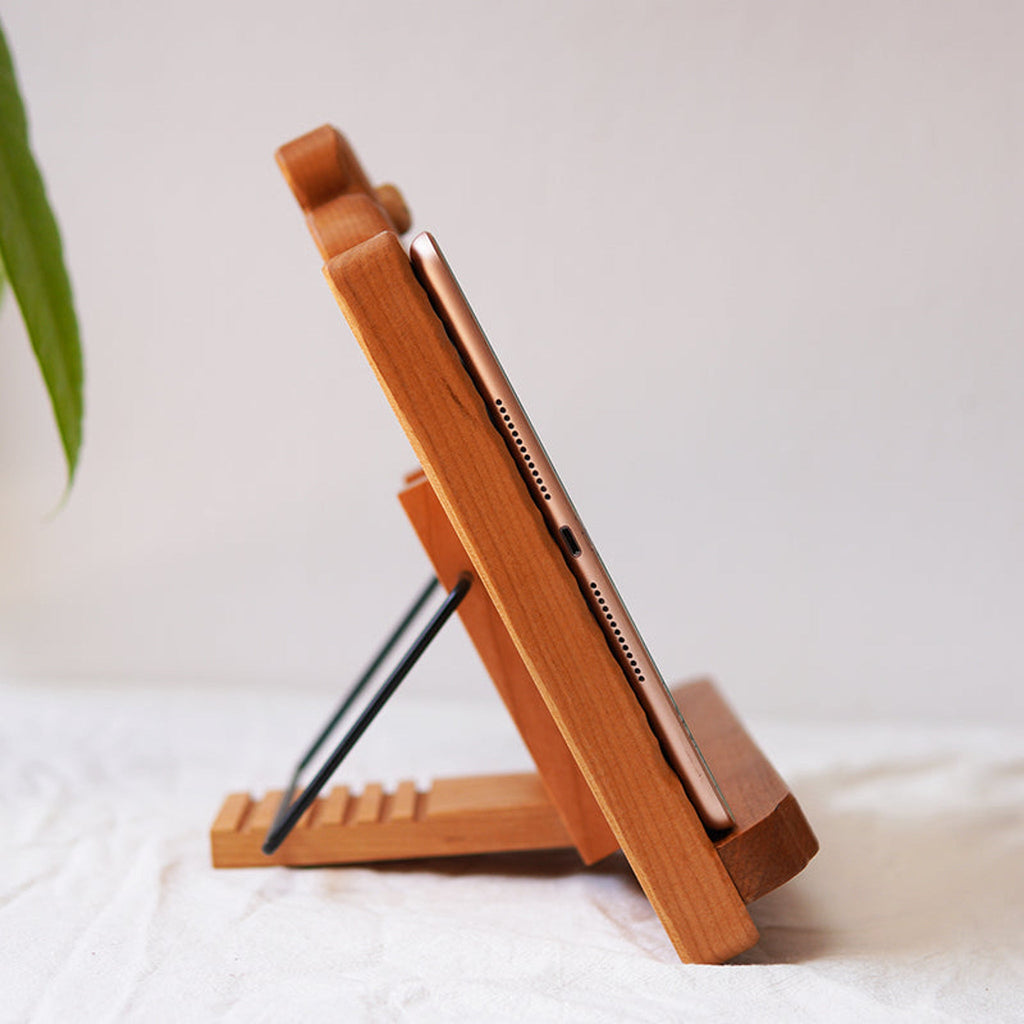 Cute bear-shaped wooden book stand