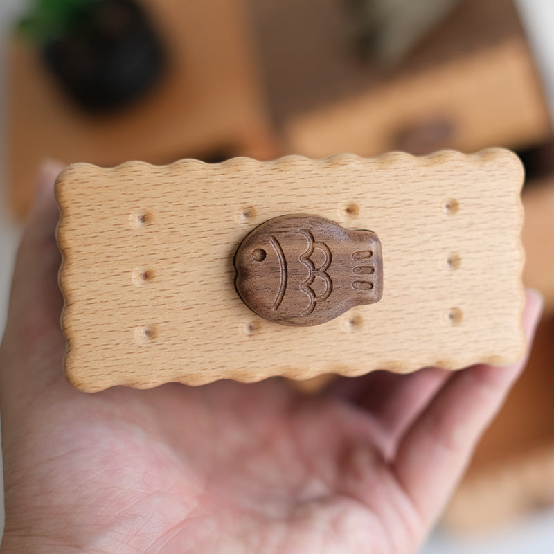 Close-up of an Oudine biscuit-shaped drawer front