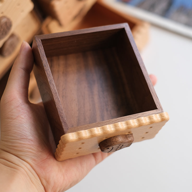 Hand showing an empty Oudine drawer